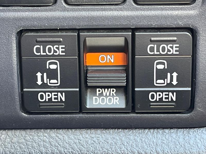 2016 Toyota Noah DAA-ZWR80G (UW-6a50653dd1091)[18]