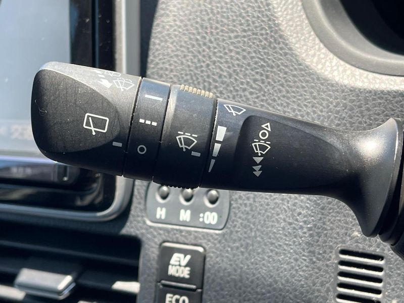2016 Toyota Noah DAA-ZWR80G (UW-6a50653dd1091)[11]