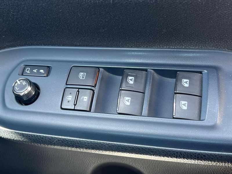 2016 Toyota Noah DAA-ZWR80G (UW-6a50653dd1091)[22]
