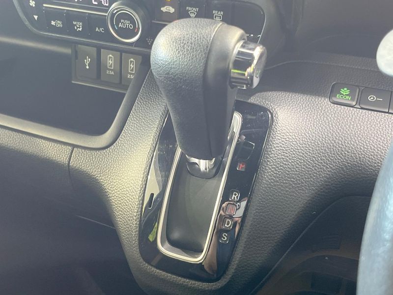 2018 Honda N-BOX CUSTOM DBA-JF3 (UW-6a51b3d423ab9)[29]