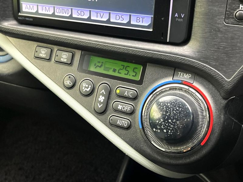 2014 Toyota Aqua DAA-NHP10 (UW-6a51b53a1c006)[20]