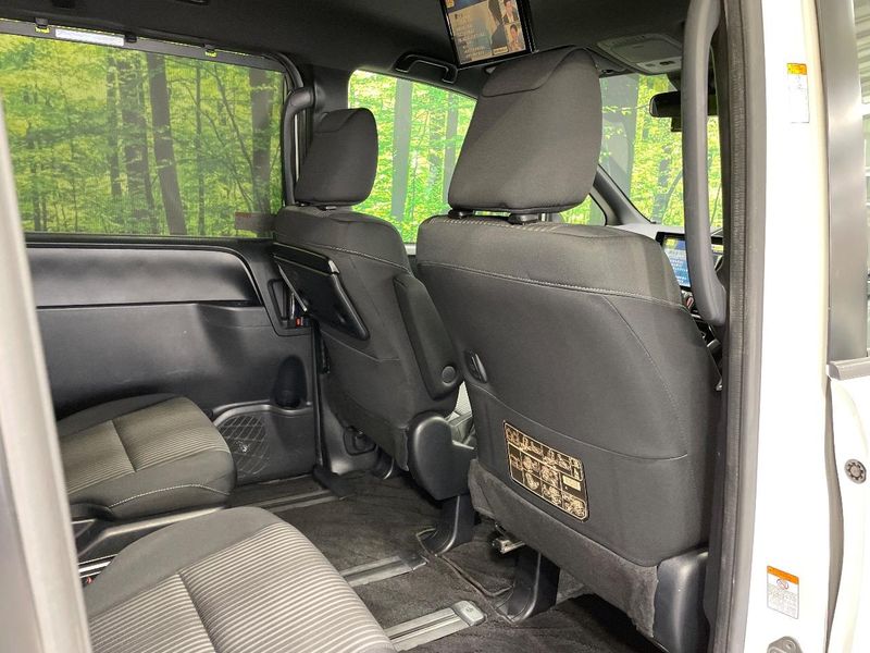 2018 Toyota Voxy DBA-ZRR80W (UW-6a51b5f551f3c)[26]