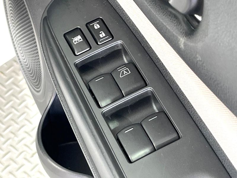 2018 Nissan Note DAA-HE12 (UW-6a530526d2321)[24]