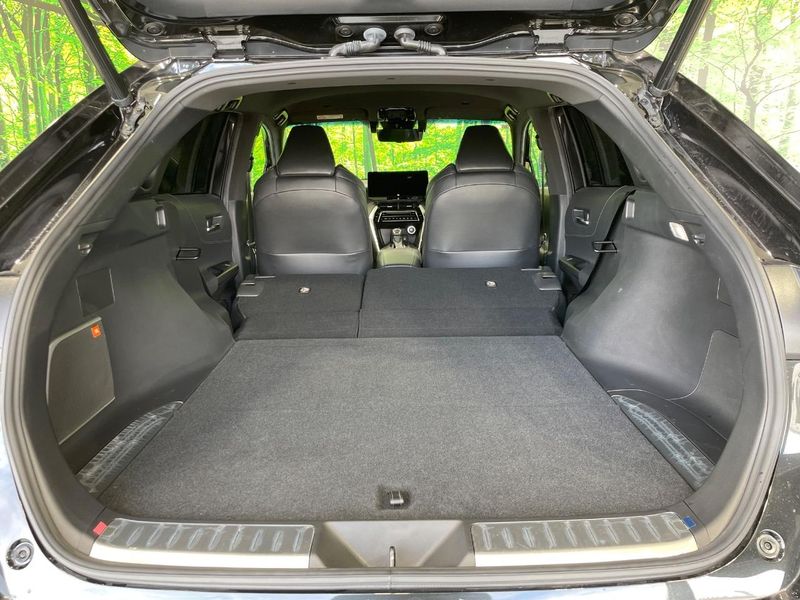2023 Toyota Harrier Hybrid 6AA-AXUH80 (UW-6a5455cd96c5a)[13]