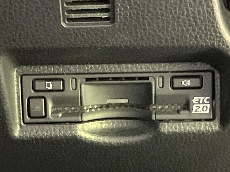 2022 Toyota Voxy 6AA-ZWR90W (UW-6a54596fc8cb4)[18]