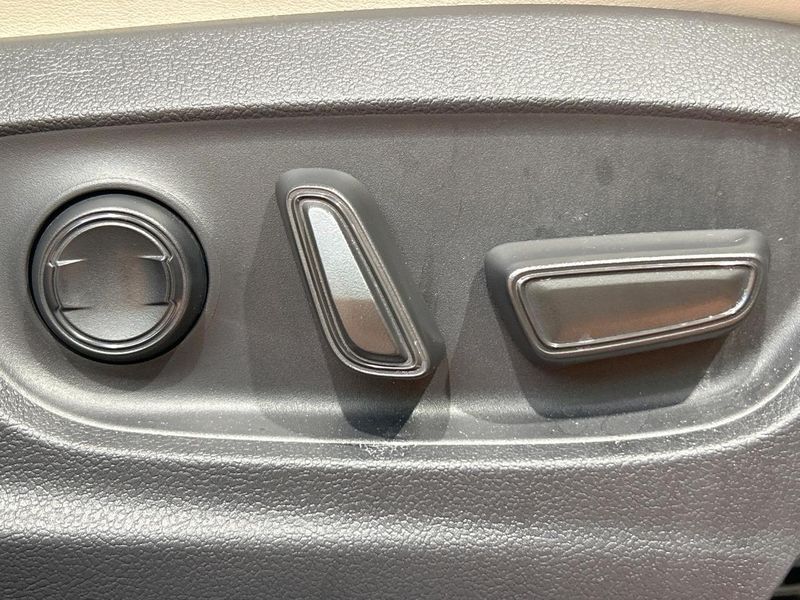 2022 Toyota Crown Crossover 6AA-AZSH35 (UW-6a55a77241f6d)[22]
