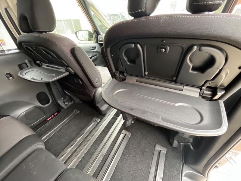 2017 Nissan Serena DAA-GFC27 (UW-6a55a7f9225e9)[18]