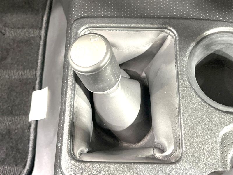 2011 Toyota FJ CRUISER CBA-GSJ15W (UW-6a55a819eddf4)[17]