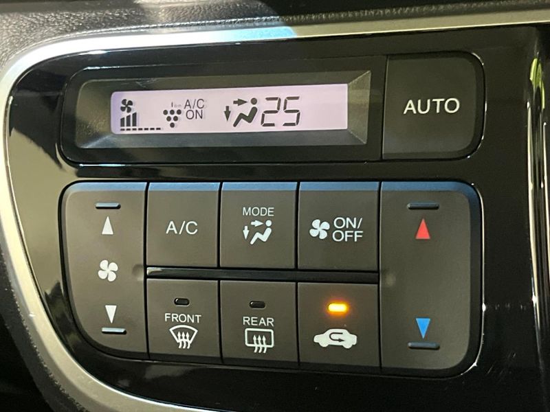 2015 Honda N-BOX CUSTOM DBA-JF1 (UW-6a55a868b7c4c)[28]