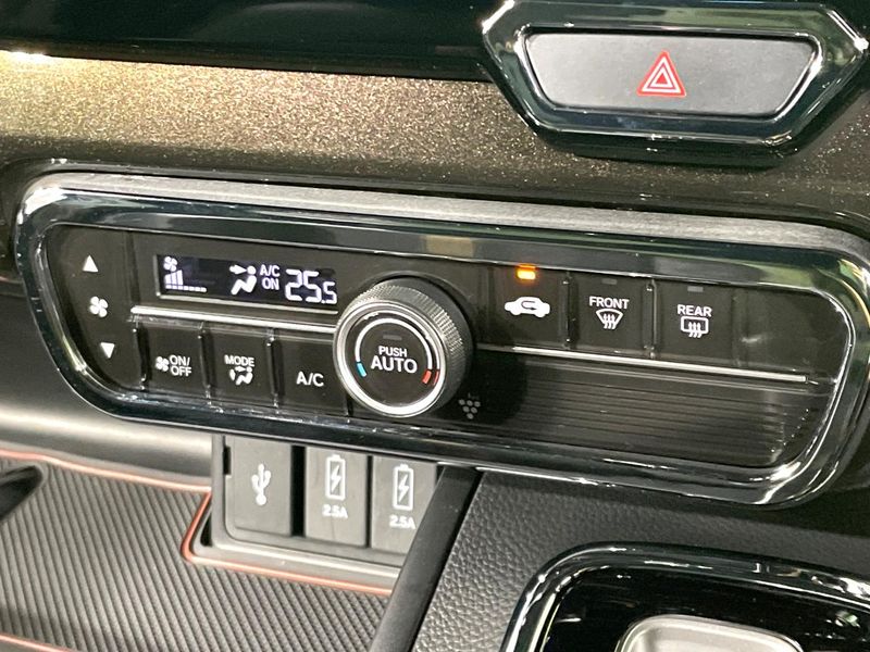 2017 Honda N-BOX CUSTOM DBA-JF3 (UW-6a55a87d5c481)[23]