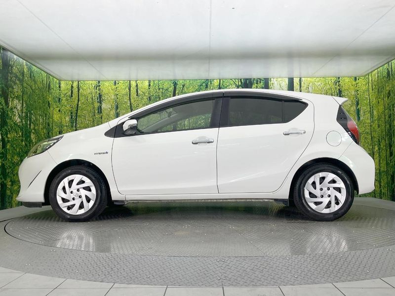 2017 Toyota Aqua DAA-NHP10 (UW-6a55aa089904b)[21]