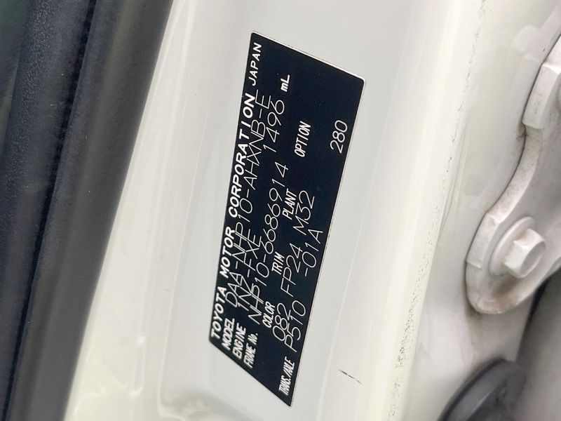 2017 Toyota Aqua DAA-NHP10 (UW-6a55aa089904b)[1]