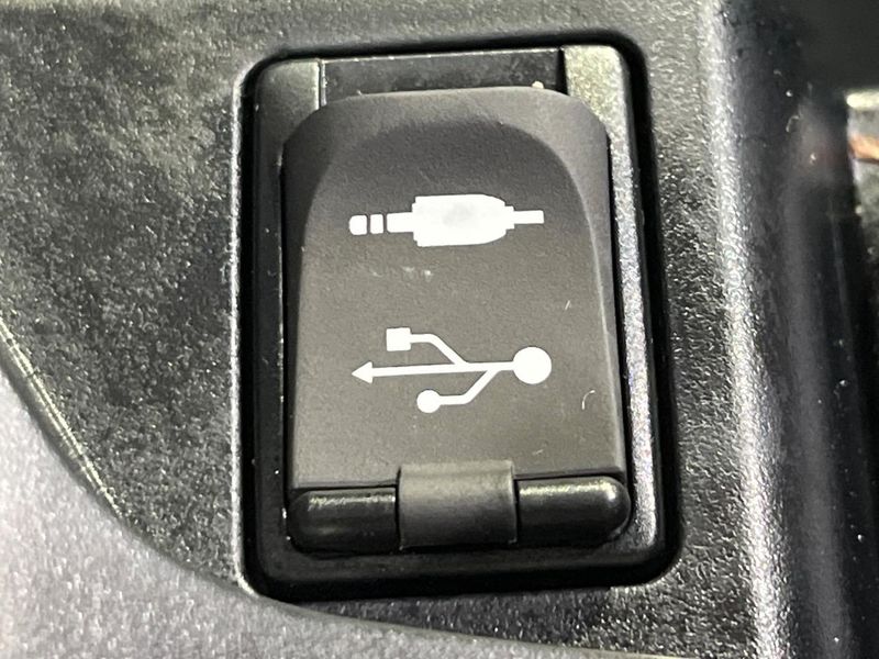 2017 Toyota Harrier Hybrid DAA-AVU65W (UW-6a56f8de7ec70)[16]