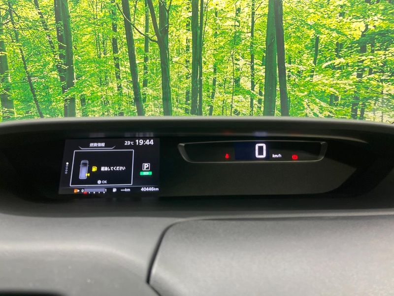 2017 Nissan Serena DAA-GFC27 (UW-6a56f99d26d31)[29]