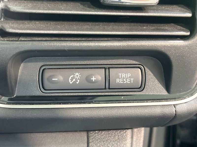 2017 Nissan Serena DAA-GFC27 (UW-6a56f99d26d31)[25]