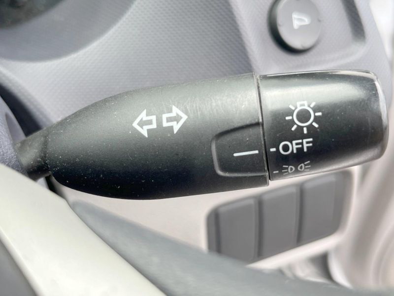 2009 Honda Insight DAA-ZE2 (UW-6a56fc7dcb74b)[28]