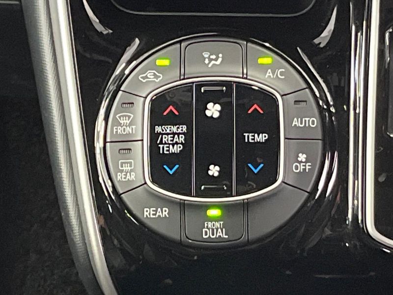 2021 Toyota Voxy 3BA-ZRR80W (UW-6a56fc92a74b7)[18]