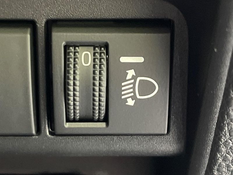 2021 Toyota Aqua 6AA-MXPK11 (UW-6a584bfd5e87f)[19]