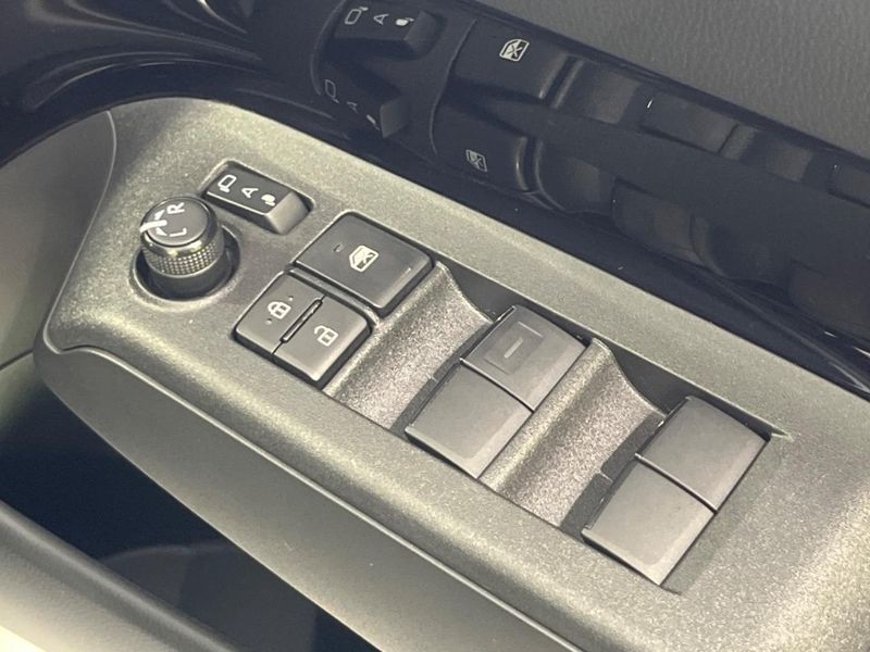 2021 Toyota Aqua 6AA-MXPK11 (UW-6a584bfd5e87f)[22]