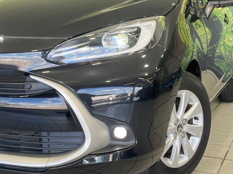 2021 Toyota Aqua 6AA-MXPK11 (UW-6a584bfd5e87f)[16]