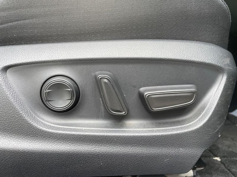 2019 Toyota Prius DAA-ZVW51 (UW-6a584ce4f1ba4)[12]