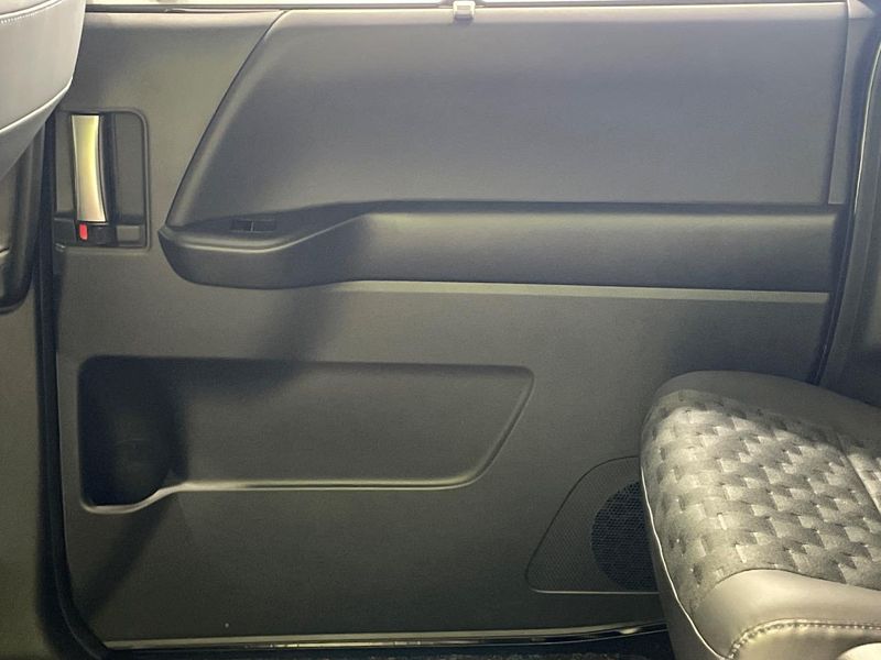 2022 Toyota Voxy 6AA-ZWR90W (UW-6a599f8466e03)[8]