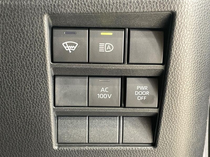 2022 Toyota Voxy 6AA-ZWR90W (UW-6a599f8466e03)[14]