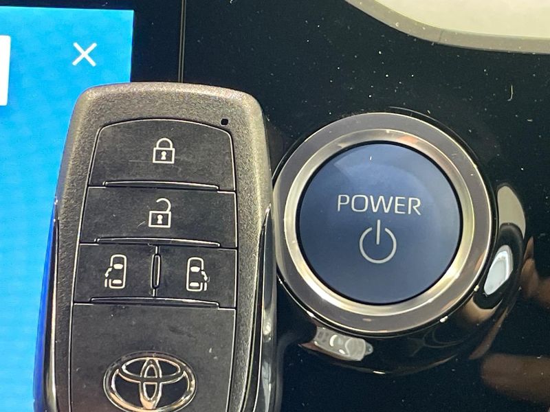 2022 Toyota Voxy 6AA-ZWR90W (UW-6a599f8466e03)[18]