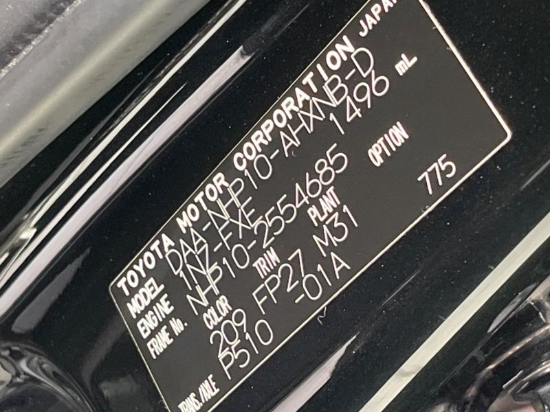 2016 Toyota Aqua DAA-NHP10 (UW-6a5af00ce1af0)[1]