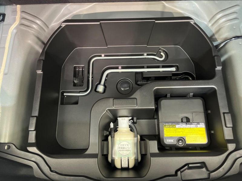 2016 Toyota Aqua DAA-NHP10 (UW-6a5af00ce1af0)[24]