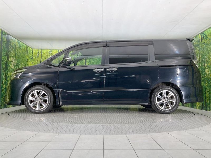 2018 Toyota Voxy DBA-ZRR80W (UW-6a5af0cbdbe1e)[17]