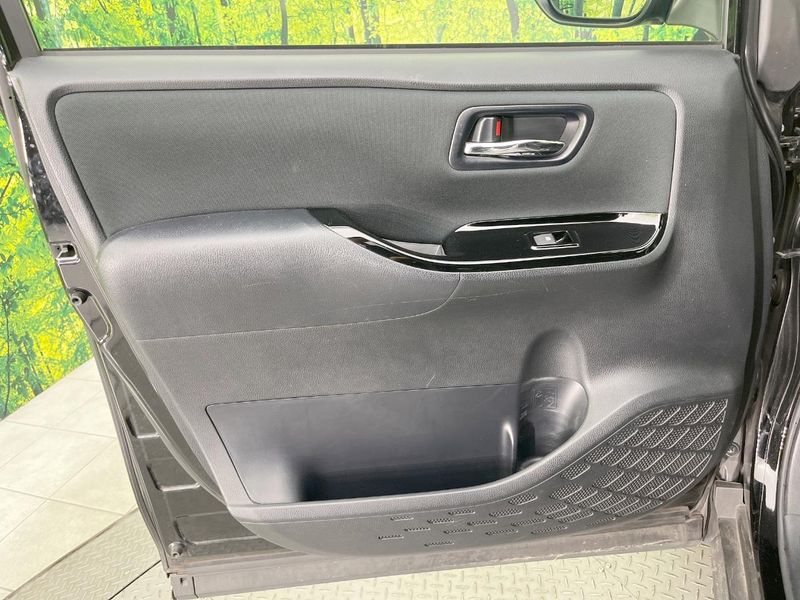 2018 Toyota Voxy DBA-ZRR80W (UW-6a5af0cbdbe1e)[28]