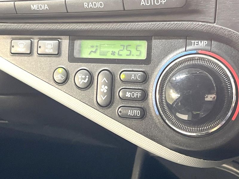2014 Toyota Aqua DAA-NHP10 (UW-6a5c416632a5c)[15]