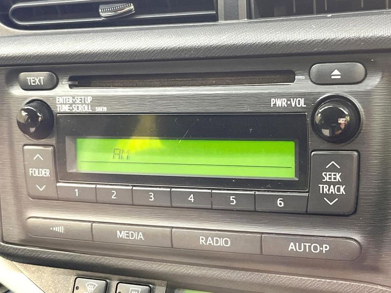 2014 Toyota Aqua DAA-NHP10 (UW-6a5c416632a5c)[14]