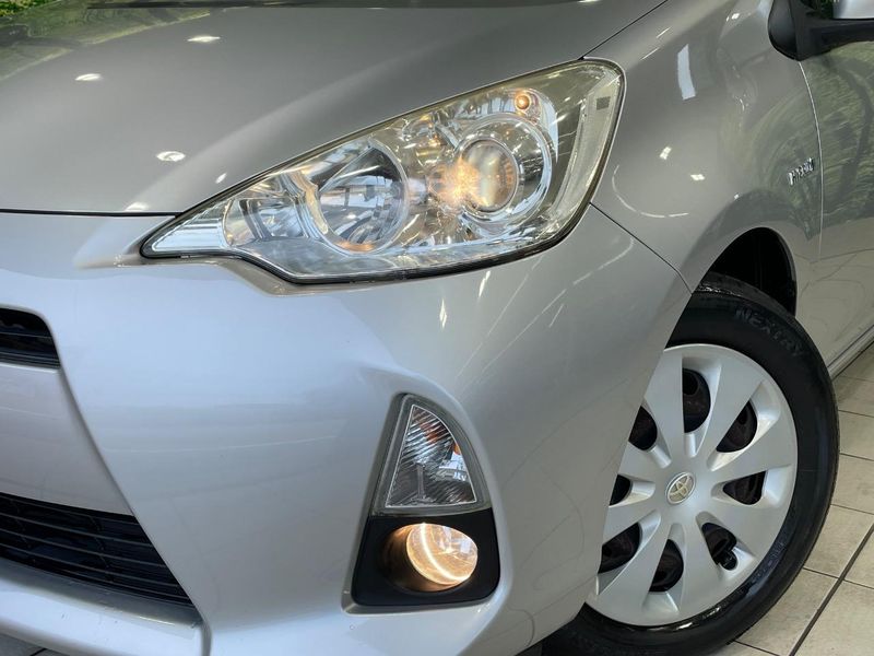 2013 Toyota Aqua DAA-NHP10 (UW-6a5c416be37b3)[14]