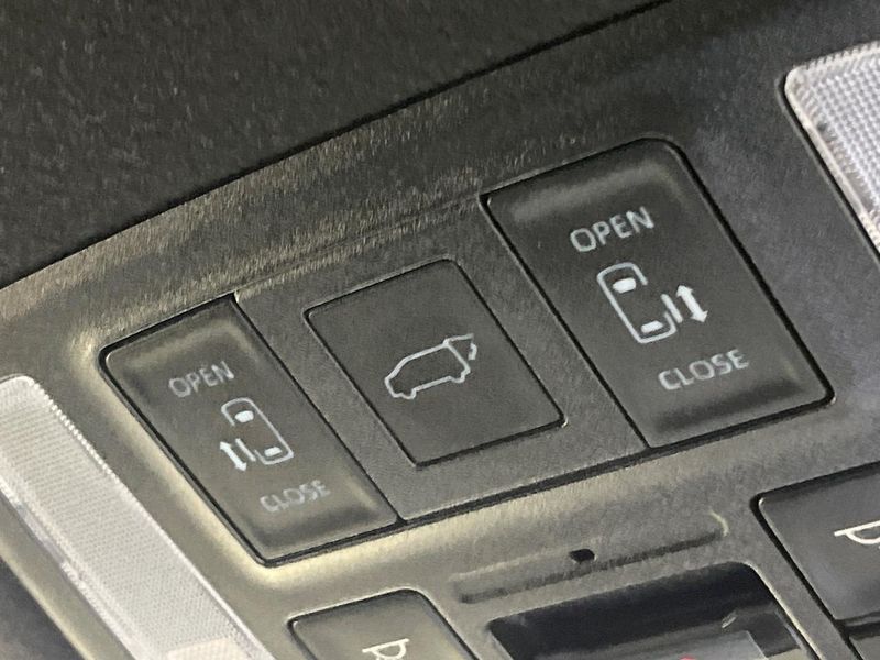 2023 Toyota Voxy 6AA-ZWR90W (UW-6a5c425ded81f)[15]
