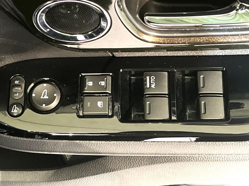 2017 Honda N-BOX CUSTOM DBA-JF3 (UW-6a5d913567af4)[8]