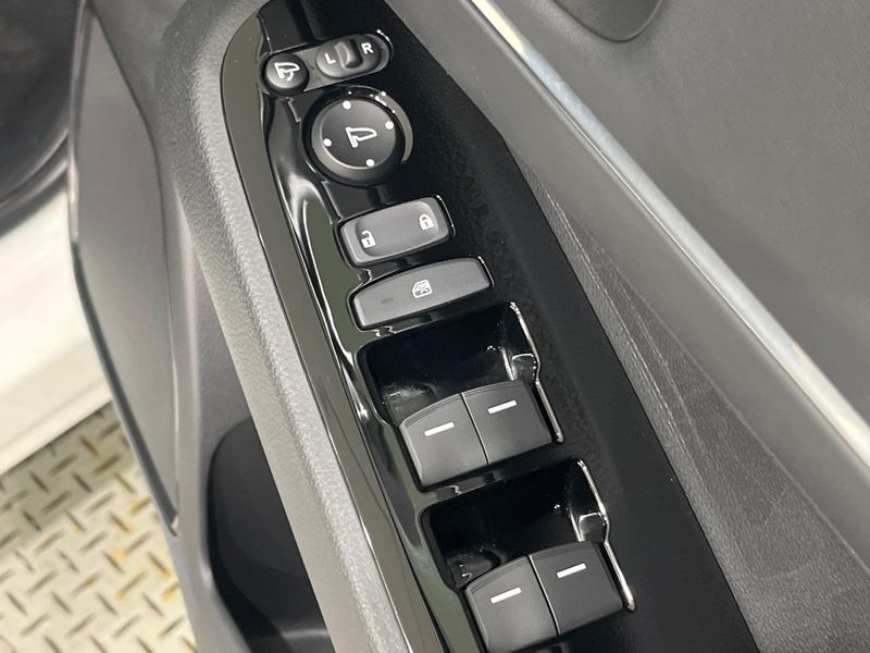 2023 Honda Vezel 6AA-RV5 (UW-6a5d92f9b6ea7)[17]