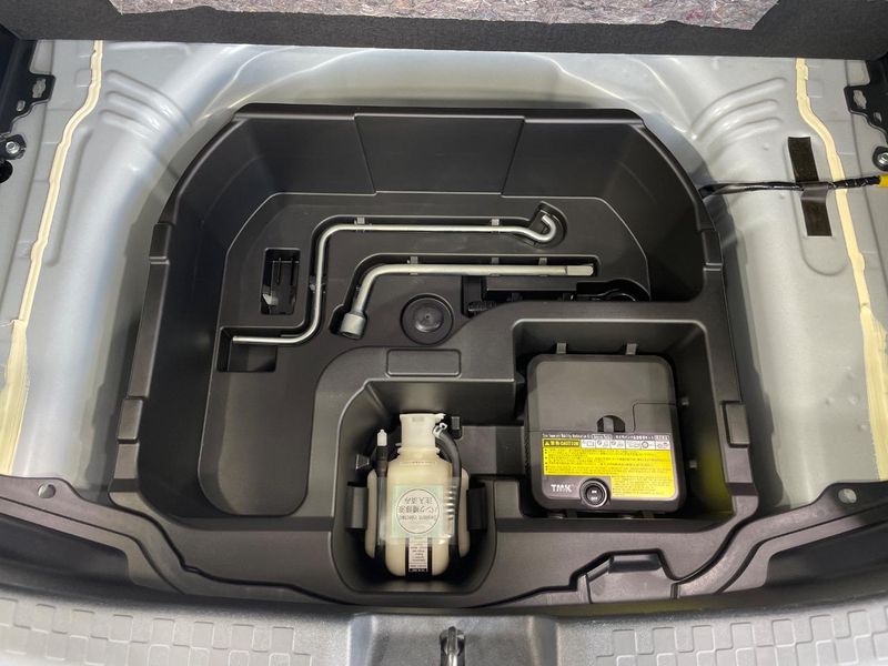 2016 Toyota Aqua DAA-NHP10 (UW-6a5ee43aa81e5)[25]