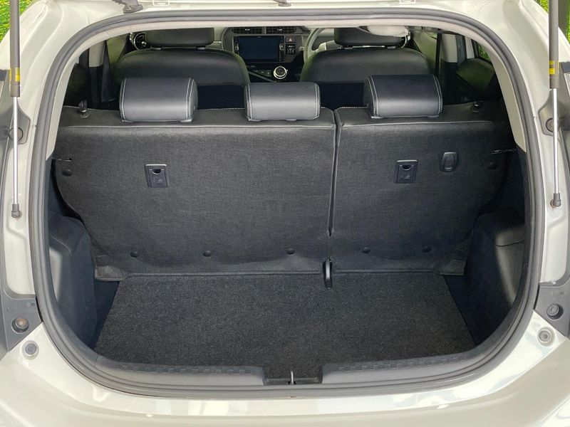 2016 Toyota Aqua DAA-NHP10 (UW-6a5ee43aa81e5)[22]