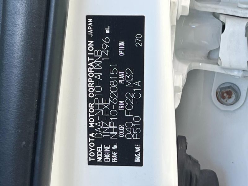 2013 Toyota Aqua DAA-NHP10 (UW-6a5ee43f08082)[1]