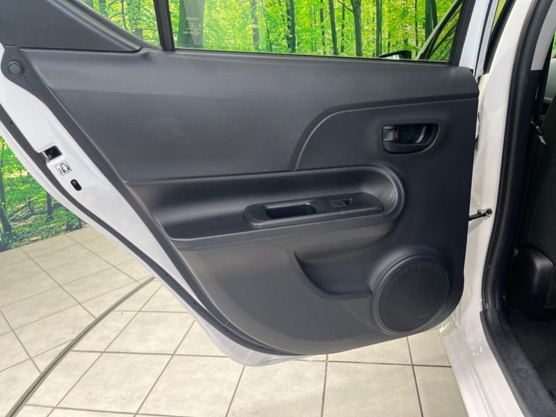 2013 Toyota Aqua DAA-NHP10 (UW-6a5ee43f08082)[12]