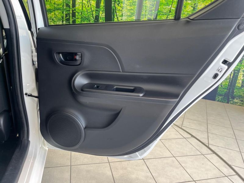 2013 Toyota Aqua DAA-NHP10 (UW-6a5ee43f08082)[20]
