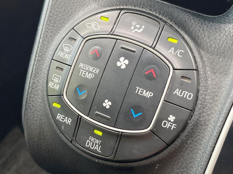 2016 Toyota Voxy DBA-ZRR80G (UW-6a5ee4f942834)[24]