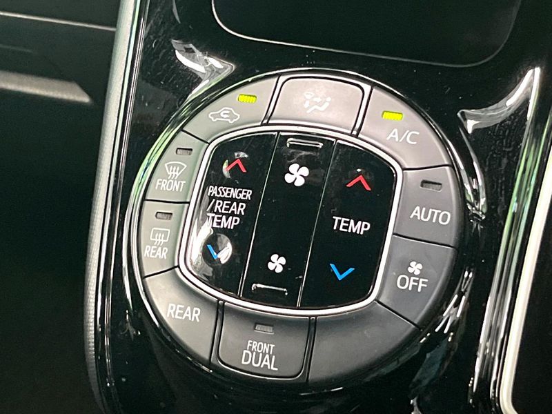 2017 Toyota Noah DBA-ZRR80G (UW-6a5ee4fccecda)[4]