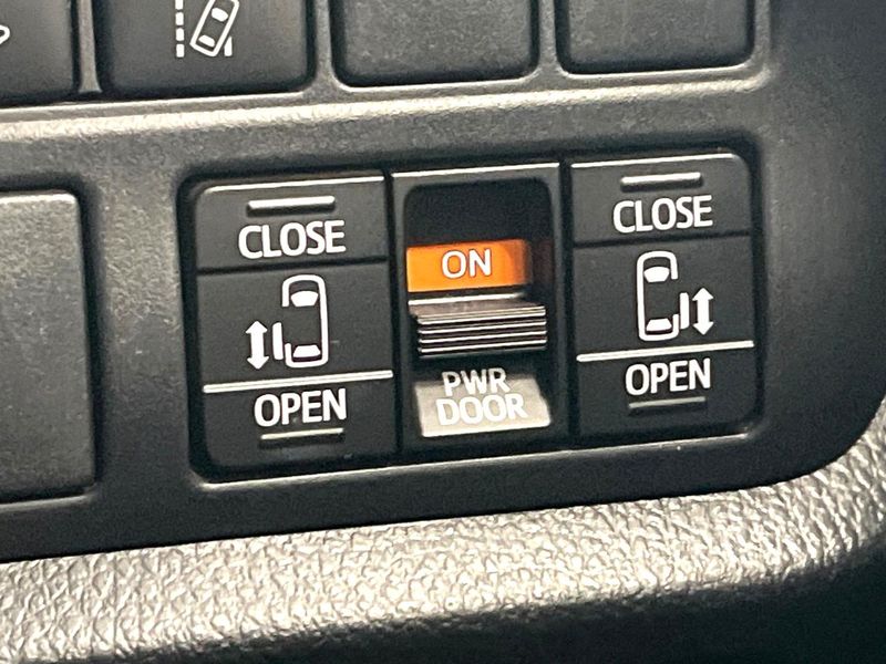 2017 Toyota Noah DBA-ZRR80G (UW-6a5ee4fccecda)[11]
