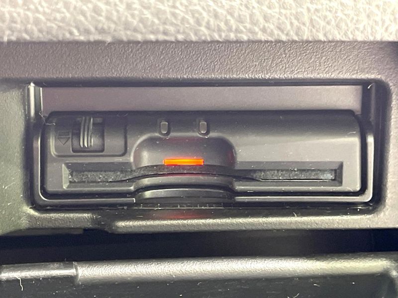 2014 Nissan Serena DAA-HFC26 (UW-6a60343706ddd)[15]