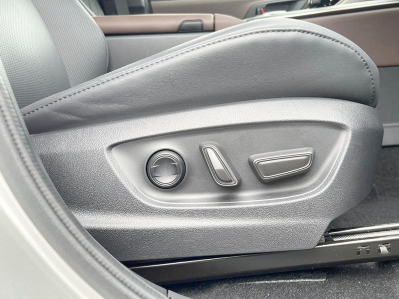 2023 Toyota Crown Crossover 6AA-AZSH35 (UW-6a61abeaebb09)[21]