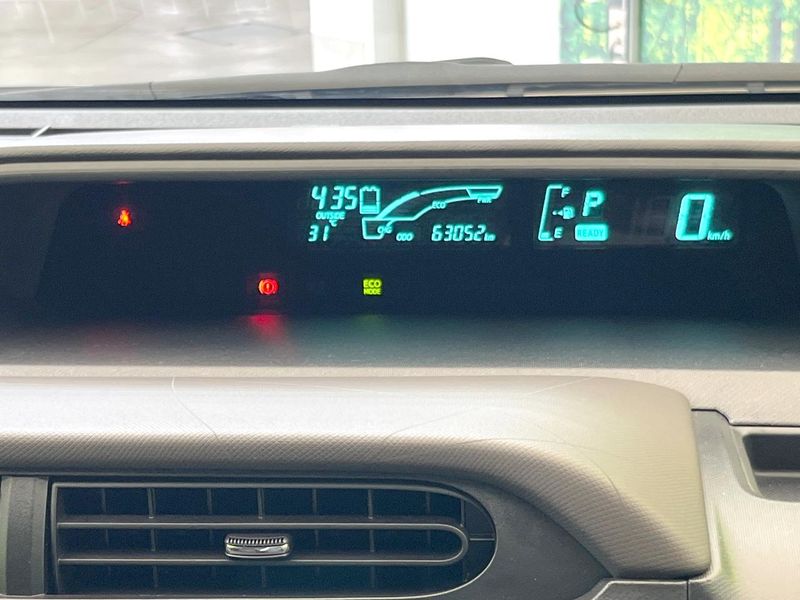 2013 Toyota Aqua DAA-NHP10 (UW-6a61ae87cddf5)[26]