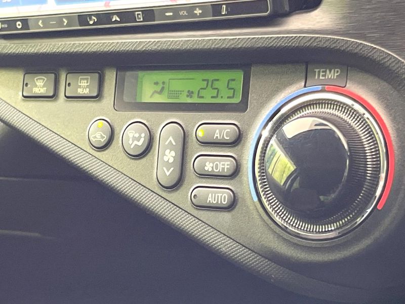 2013 Toyota Aqua DAA-NHP10 (UW-6a61ae87cddf5)[23]